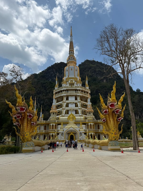 Bílý chrámový komplex na Krabi