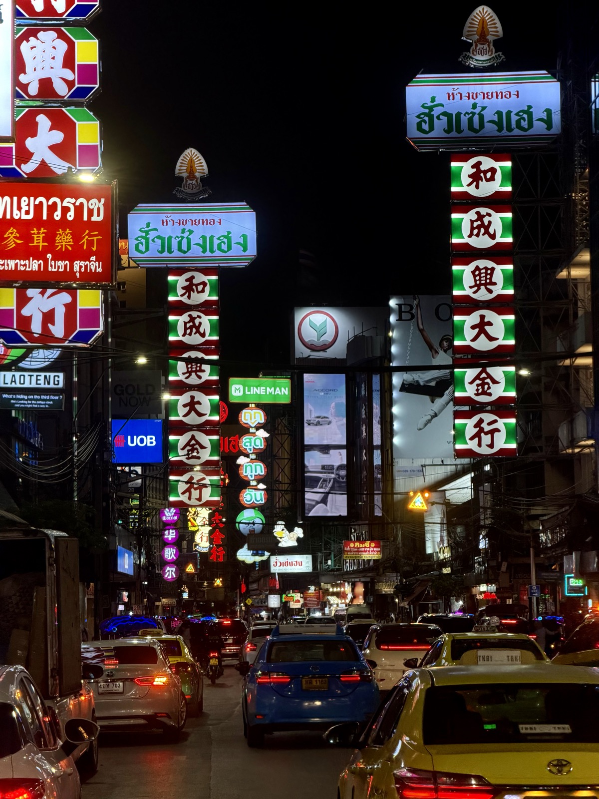 Neonová bangkocká Chinatown v noci