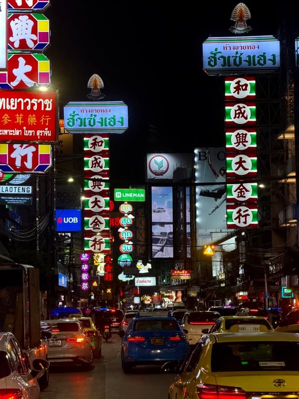 Neonová bangkocká Chinatown v noci