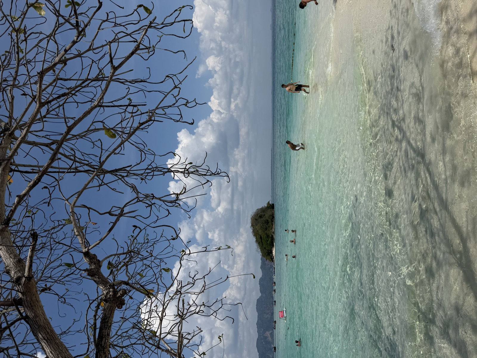 Tyrkysové moře a pláž na Krabi