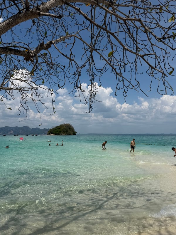 Tyrkysové moře a pláž na Krabi