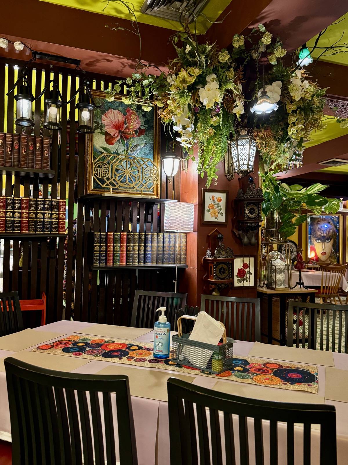 Interiér restaurace v Bangkoku