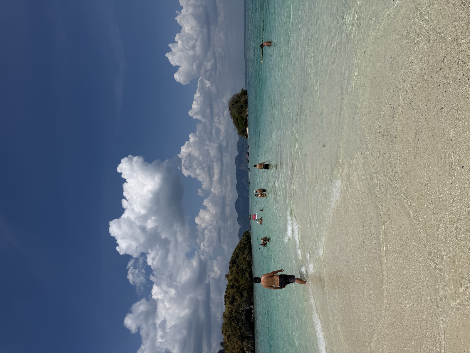 Ostrov a azurové moře na Krabi