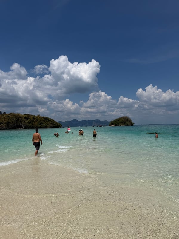 Ostrov a azurové moře na Krabi