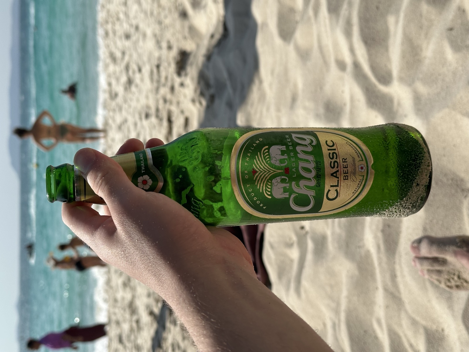 Vychlazené pivo Chang na písečné pláži