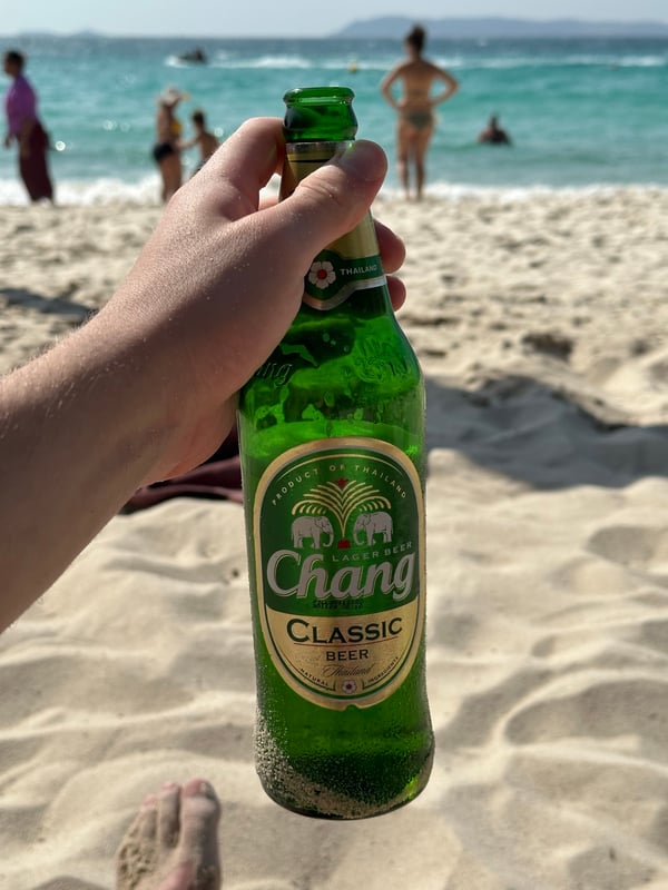 Vychlazené pivo Chang na písečné pláži
