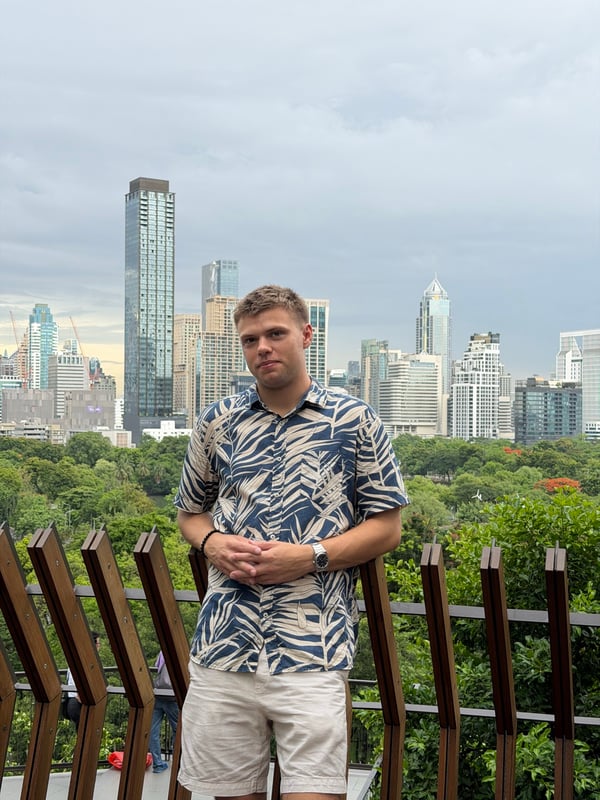 Výhled na park Lumpini a mrakodrapy Bangkoku